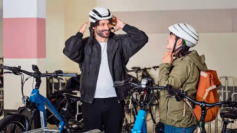 JobRadlerin und JobRadler steigen zum Feierabend im Fahrradkeller auf ihr Dienstrad