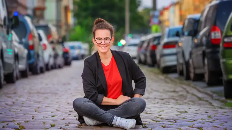 Fahrradheldin Katja Diehl sitzt auf Straße