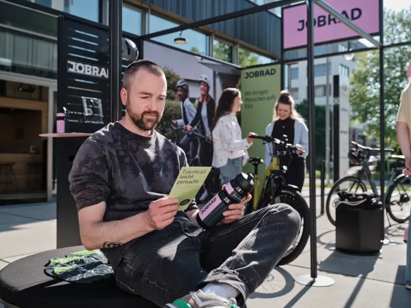 Jobradler schaut sich JobRad-Unterlagen genau an Jobradler schaut sich JobRad-Unterlagen genau an