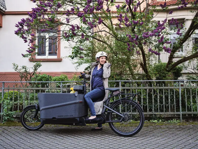 JobRadlerin mit Lastenrad | Fachhandel Werkzeugkasten