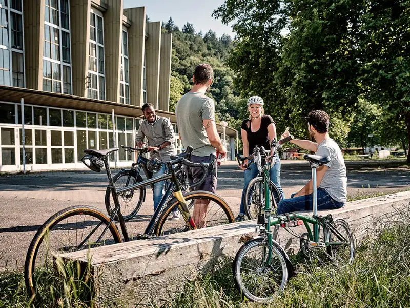 Gruppe diverser Fahrradfahrer Pause