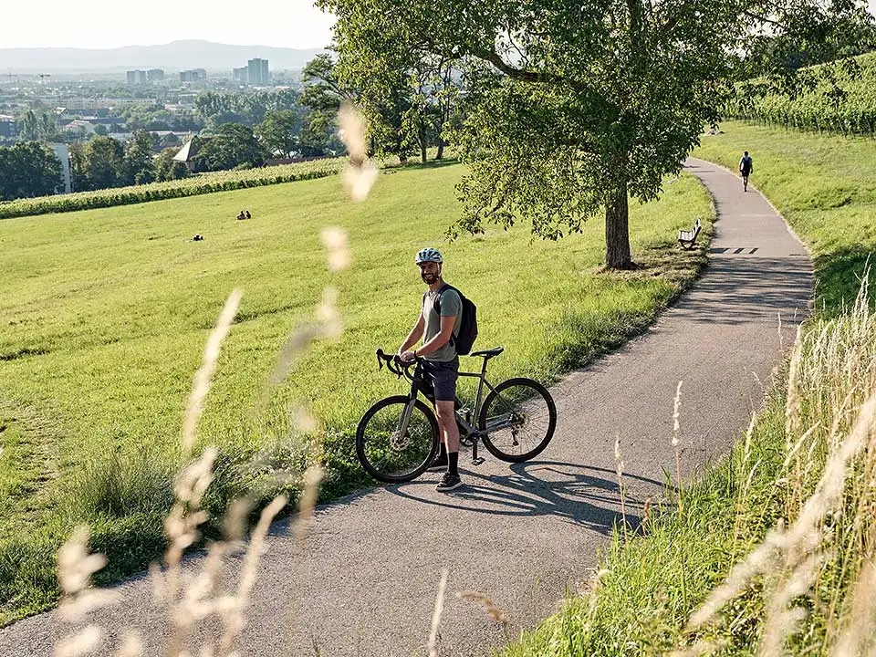 Jobradler geniesst die Aussicht über Freiburg